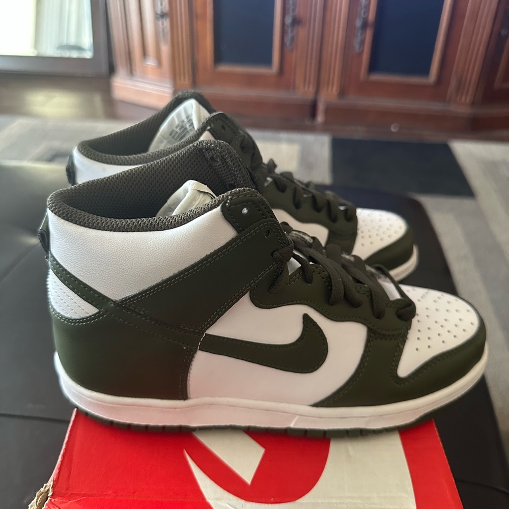 These are brand new Nike dunk high a 6 1/2 youth never worn inbox